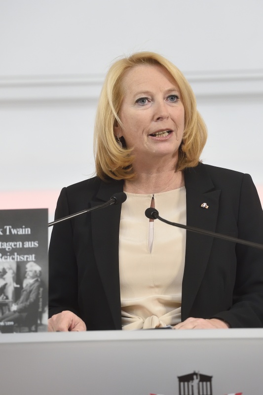 Begrüßung durch Nationalratspräsidentin Doris Bures (S)