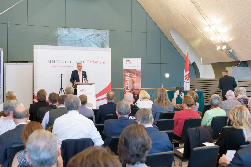 Präsident des Bundesrates Edgar Mayer bei der Eröffnungsansprache. Blick Richtung VeranstaltungsteilnehmerInnen