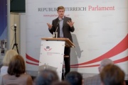 Veit Dengler bei seinem Vortrag zum Thema „Der große Schwindel. Über die mediale Derealisierung der Politik“