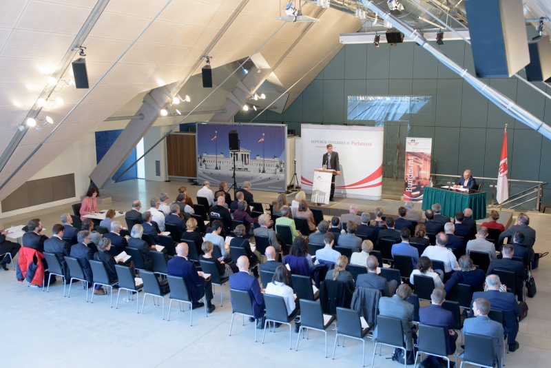 Veit Dengler bei seinem Vortrag zum Thema „Der große Schwindel. Über die mediale Derealisierung der Politik“. Blick Richtung VeranstaltungsteilnehmerInnen