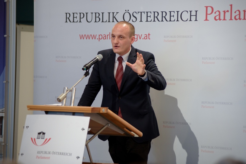 Wolf Schünemann bei seinem Vortrag zum Thema „Die Rolle Sozialer Medien in Wahlkampagnen“