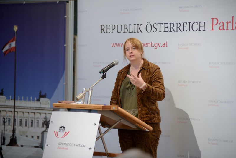 Myriam Dunn Cavelty bei ihrem Vortrag zum Thema „Die Wahrheit stirbt zuerst: Moderne Informationskriegsführung und was wir tun können“