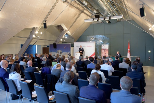Staatssekretär Harald Mahrer (V) bei seiner Rede im Rahmen des Symposiums  'Digitalisierung und Demokratie'. Blick Richtung VeranstaltungsteilnehmerInnen