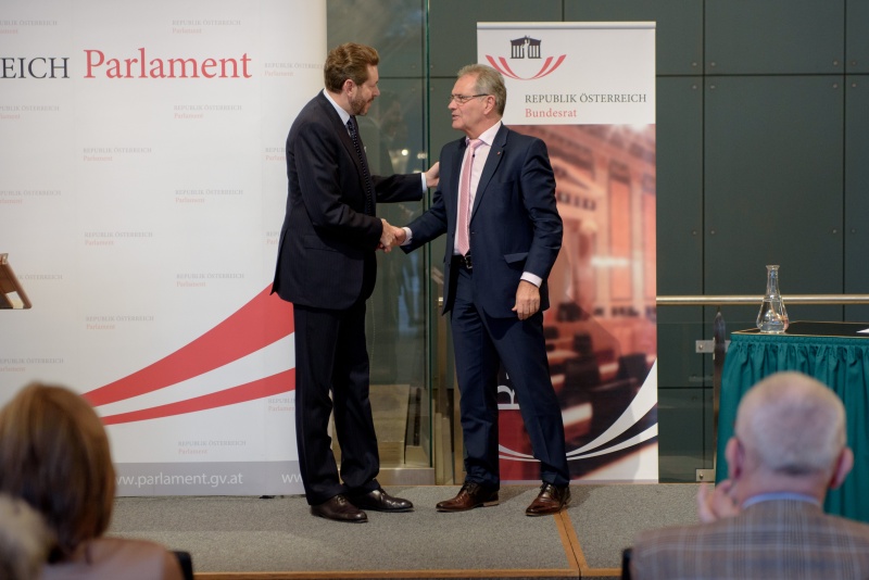 Staatssekretär Harald Mahrer (V) wird von Bundesratspräsident  Edgar Mayer (V) verabschiedet