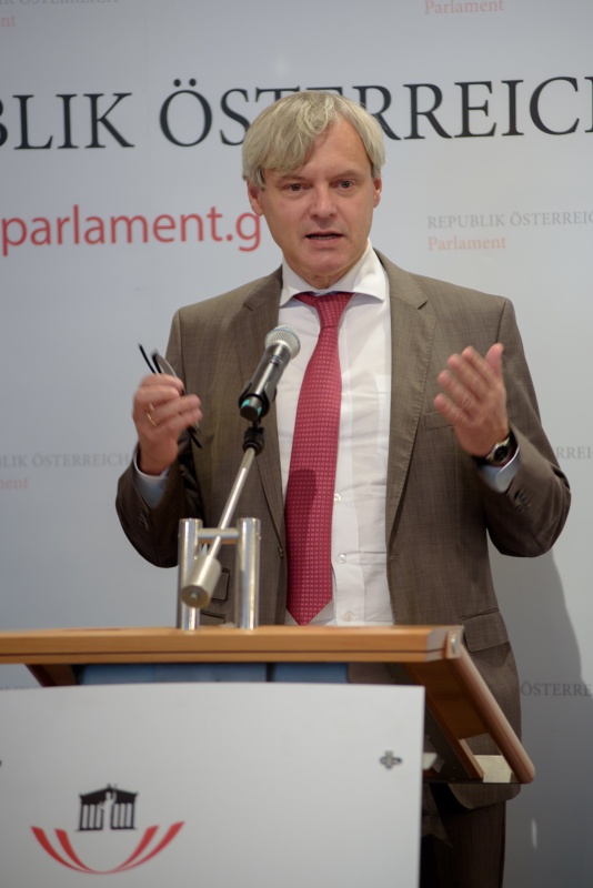 Andreas Kovar bei seinem Vortrag zum Thema „Social Computing Technologien für die Demokratie – Schlussfolgerungen aus dem online-Beteiligungsverfahren „Digitaler Wandel und Demokratie“ des österreichischen Bundesrates“