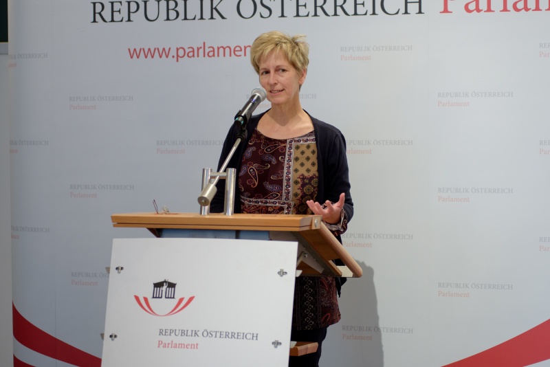 Ursula Seethaler bei ihrem Vortrag zum Thema „Zwischen Top-down und Bottom-up: Ein- und Ausblicke zu deliberativen Online- Bürgerbeteiligungsprozessen“