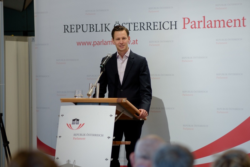 Maximilian Schnödl bei seinem Vortrag zum Thema „App statt Amt?“