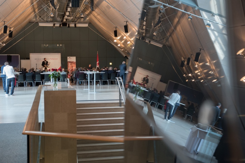 Robert Krimmer bei seinem Vortrag zum Thema „Internetwahlen in Estland: Einblick und Ausblick“. Blick Richtung VeranstaltungsteilnehmerInnen