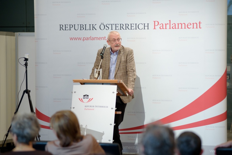 Erich Neuwirth bei seinem Vortrag zum Thema „eVoting: Nutzen und Gefahren“