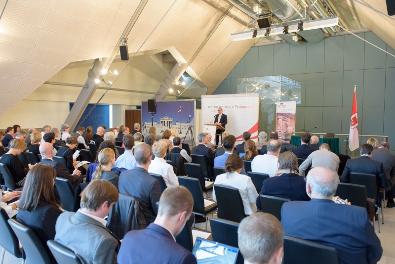 Präsident des Bundesrates Edgar Mayer bei der Eröffnungsansprache. Blick Richtung VeranstaltungsteilnehmerInnen