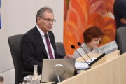Bundesratspräsident Edgar Mayer (V) am Präsidium. Im Hintergrund Bild von Josef Mikl