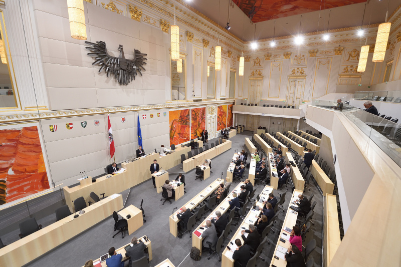 Erklärung des Landeshauptmannes von Vorarlberg Markus Wallner (V) "Gemeinsam Perspektiven schaffen". Blick Richtung SitzungsteilnehmerInnen sowie mit Bildern von Josef Mikl