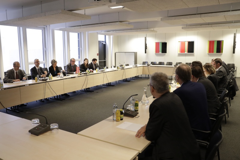 Aussprache. Linke Tischhälfte: Österreichische Delegation mit dem Zweiten Nationalratspräsidenten Karlheinz Kopf (V) (4. von links). Rechte Tischhälfte: Delegation der außenpolitischen Kommission des Schweizer Nationalrates unter dem Vorsitz von Roland Büchel (2.von rechts)