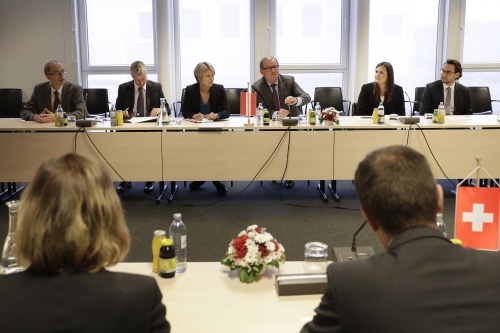 Der Zweite Nationalratspräsident Karlheinz Kopf (V) (3.von rechts) während der Aussprache mit der Delegation der außenpolitischen Kommission des Schweizer Nationalrates unter dem Vorsitz von Roland Büchel