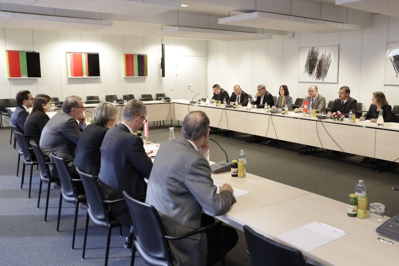 Aussprache. Linke Tischhälfte: Österreichische Delegation mit dem Zweiten Nationalratspräsidenten Karlheinz Kopf (V) (3. von links). Rechte Tischhälfte: Delegation der außenpolitischen Kommission des Schweizer Nationalrates unter dem Vorsitz von Roland Büchel (2. von rechts)