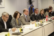 Aussprache. Delegation der außenpolitischen Kommission des Schweizer Nationalrates unter dem Vorsitz von Roland Büchel (4.von links)