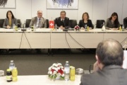 Aussprache. Delegation der außenpolitischen Kommission des Schweizer Nationalrates unter dem Vorsitz von Roland Büchel (3.von links)