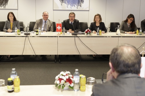 Aussprache. Delegation der außenpolitischen Kommission des Schweizer Nationalrates unter dem Vorsitz von Roland Büchel (3.von links)