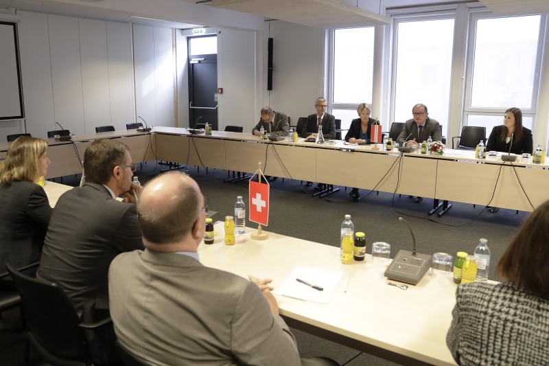 Aussprache. Rechte Tischhälfte: Österreichische Delegation mit dem Zweiten Nationalratspräsidenten Karlheinz Kopf (2.von rechts) (V). Linke Tischhälfte: Delegation der außenpolitischen Kommission des Schweizer Nationalrates unter dem Vorsitz von Roland Büchel (2.von links)