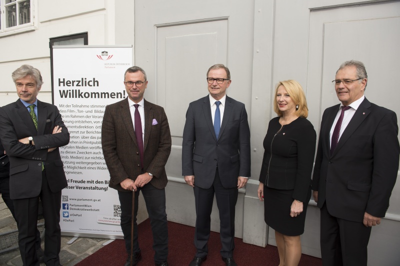 Von rechts: Bundesratspräsident Edgar Mayer (V), Nationalratspräsidentin Doris Bures (S), Zweiter Nationalratspräsident Karlheinz Kopf (V), Dritter Nationalratspräsident Norbert Hofer (F) und Parlamentsdirektor Harald Dossi