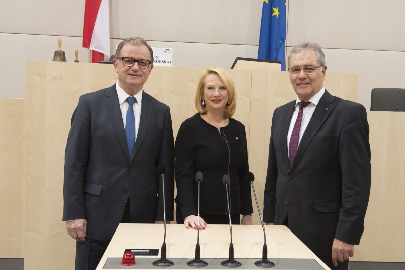 Von rechts: Bundesratspräsident Edgar Mayer (V), Nationalratspräsidentin Doris Bures (S), Zweiter Nationalratspräsident Karlheinz Kopf (V) am Rednerpult im Großen Redoutensaal