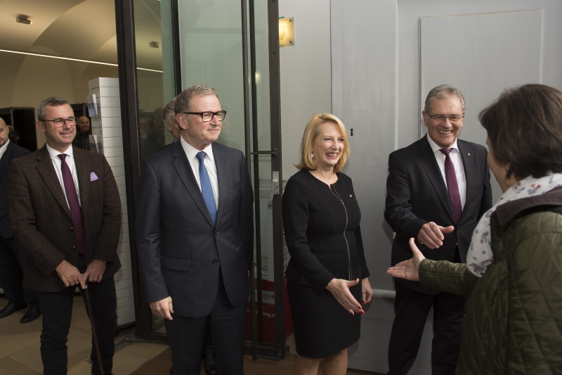 Von rechts: Bundesratspräsident Edgar Mayer (V), Nationalratspräsidentin Doris Bures (S), Zweiter Nationalratspräsident Karlheinz Kopf (V) und Dritter Nationalratspräsident Norbert Hofer (F) begrüßen die ersten BesucherInnen