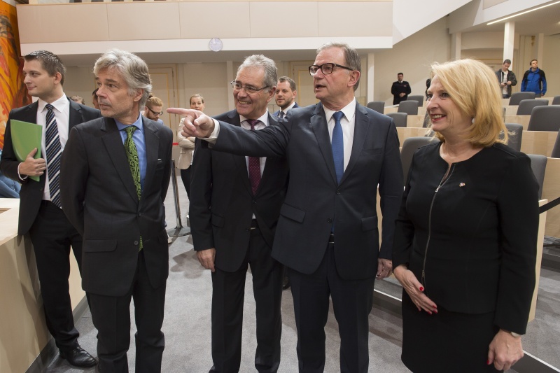Von rechts: Nationalratspräsidentin Doris Bures (S), Zweiter Nationalratspräsident Karlheinz Kopf (V), Bundesratspräsident Edgar Mayer (V) und Parlamentsdirektor Harald Dossi im Großen Redoutensaal