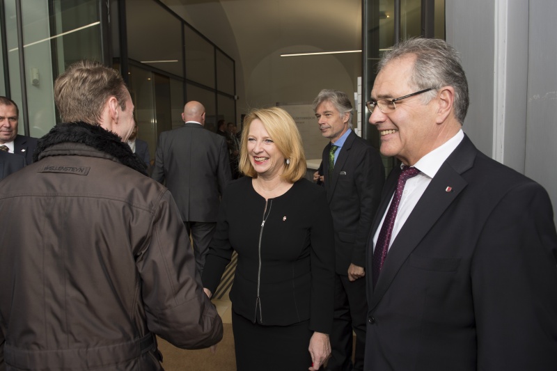 Von rechts: Bundesratspräsident Edgar Mayer (V), Nationalratspräsidentin Doris Bures (S) begrüßen die ersten BesucherInnen