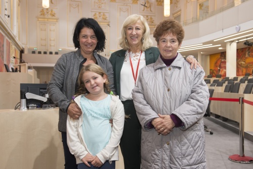 In der Mitte: Bundesratsvizepräsidentin Ingrid Winkler (S) mit Besucherinnen
