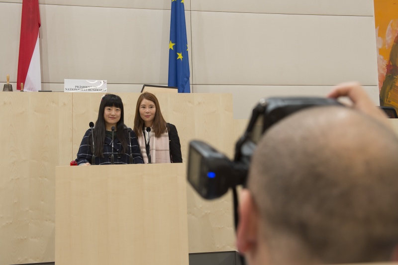 Blick Richtung VeranstaltungsteilnehmerInnen. Fotostation am Rednerpult des Nationalratssitzungssaal