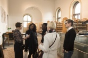 Bibliotheksdirektorin Elisabeth Dietrich-Schulz (links) begrüßt BesucherInnen