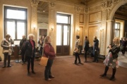 Besucher in den Prunkräumen des Palais Epstein