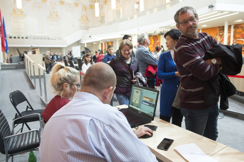 Blick Richtung VeranstaltungsteilnehmerInnen. Besucher bekommen ihr ausgedrucktes Foto