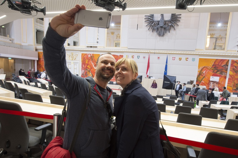 BesucherInnen im Großen Redoutensaal