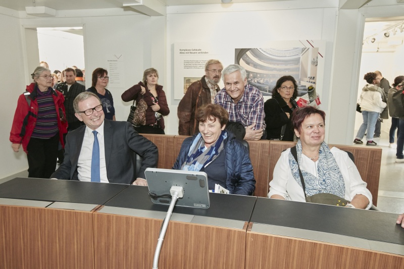 Zweiter Nationalratspräsident Karlheinz Kopf (V) mit VeranstaltungsteilnehmerInnen