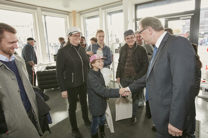 Zweiter Nationalratspräsident Karlheinz Kopf (V) mit VeranstaltungsteilnehmerInnen im Infopoint Pavillon Burg