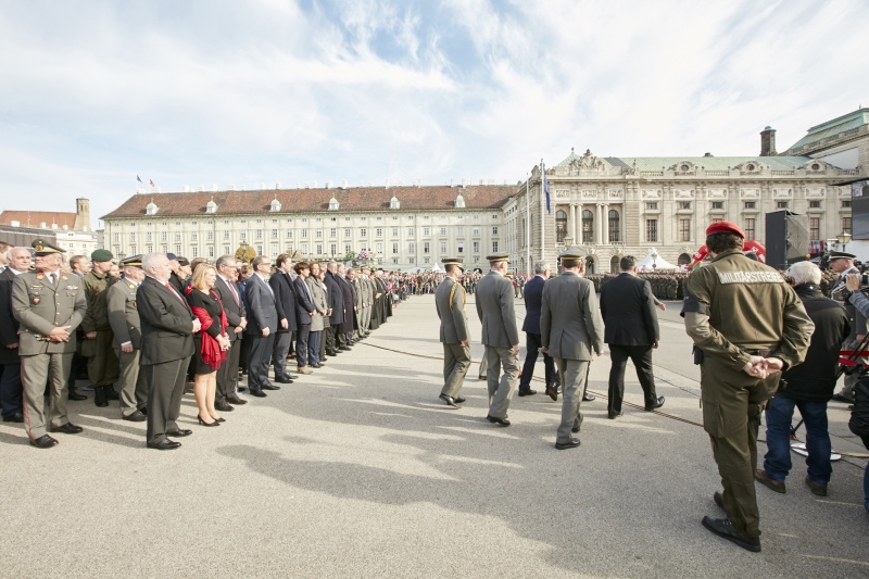 von links: Bürgermeister Michael Häupl, Nationalratspräsidentin Doris Bures (S), Bundesratspräsident Edgar Mayer (V), Zweiter Nationalratspräsident Karlheinz Kopf (V), Außenminister Sebastian Kurz (V), Gesundheitsministerin Pamela Rendi-Wagner (S), Bildungsministerin Sonja Hammerschmid (S), Staatsekretärin Muna Duzdar (S), Landwirtschaftsminister Andrä Rupprechter (V), Nationalratsabgeordneter Otto Pendl (S)