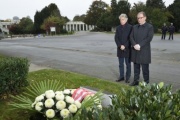 Von rechts: Zweiter Nationalratspräsident Karlheinz Kopf (V), Parlamentsdirektor Harald Dossi am Grab der verstorbenen Nationalratspräsidentin Barbara Prammer