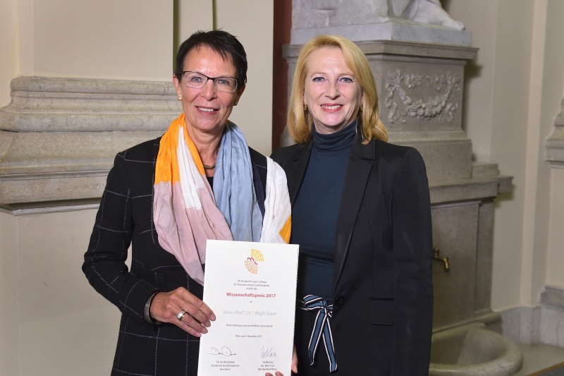 Von rechts: Nationalratspräsidentin Doris Bures (S) und Preisträgerin Birgit Sauer