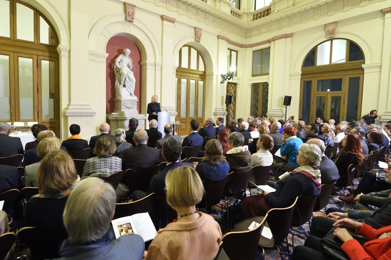 Begrüßung durch Nationalratspräsidentin Doris Bures (S) am Rednerpult. Blick Richtung VeranstaltungsteilnehmerInnen