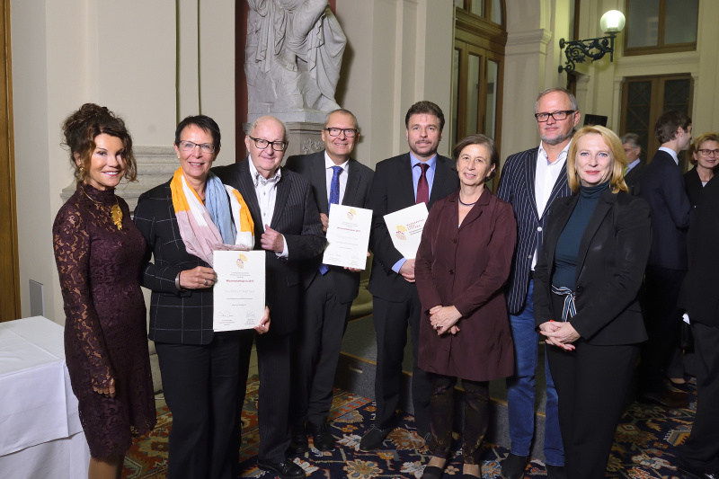 Von links: Vizepräsidentin des Verfassungsgerichtshofes Brigitte Bierlein, Preisträgerin Birgit Sauer, Manfried Welan,  Preisträger Klaus Poier, Preisträger Reinhard Heinisch, Sieglinde Rosenberger, Klaus Unterberger, ORF und Nationalratspräsidentin Doris Bures (S)