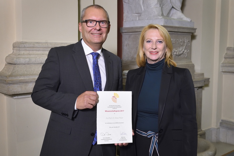 Von rechts: Nationalratspräsidentin Doris Bures (S) und Preisträger Klaus Poier