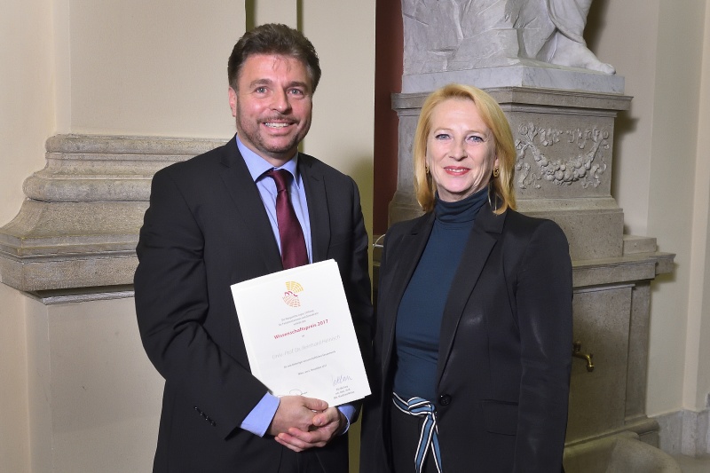 Von rechts: Nationalratspräsidentin Doris Bures (S) und Preisträger Reinhard Heinisch