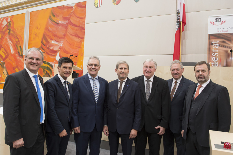 Von links: Präsident Vorarlberger Landtag Harald Sonderegger, Präsident Burgenländischer Landtag Christian Illedits, Bundesratspräsident Edgar Mayer (V), Mitglied der Europäischen Kommission Johannes Hahn, Präsident Ausschuss der Regionen Karl-Heinz Lambertz, Präsident Oberösterreichischer Landtag Viktor Sigl, Präsident Niederösterreichischer Landtag Hans Penz