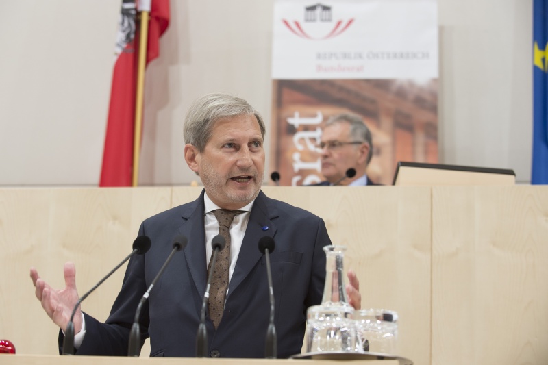 Am Rednerpult: Mitglied der Europäischen Kommission Johannes Hahn