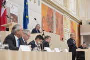Am Rednerpult: Mitglied der Europäischen Kommission Johannes Hahn