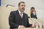 Am Rednerpult: Präsident Niederösterreichischer Landtag Hans Penz