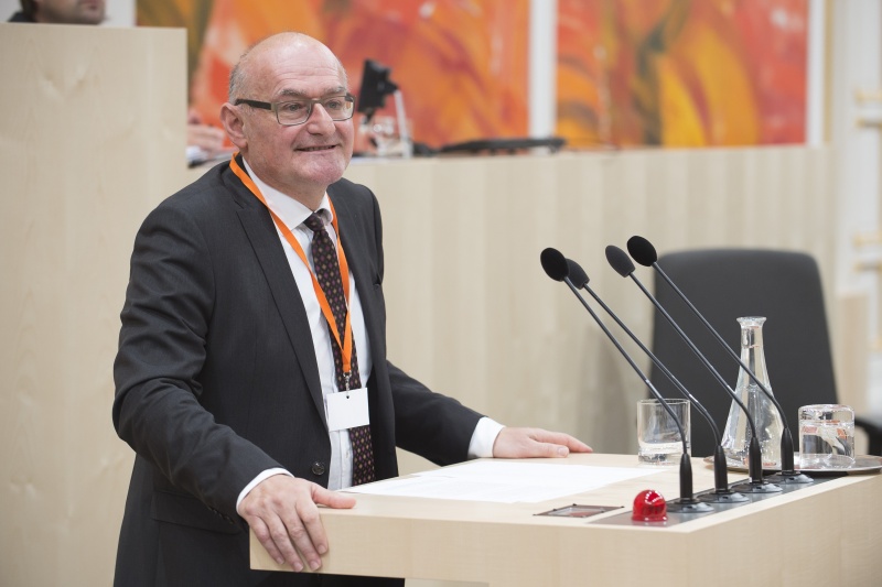 Am Rednerpult: Institut für Föderalismus Universität Innsbruck Peter Bußjäger