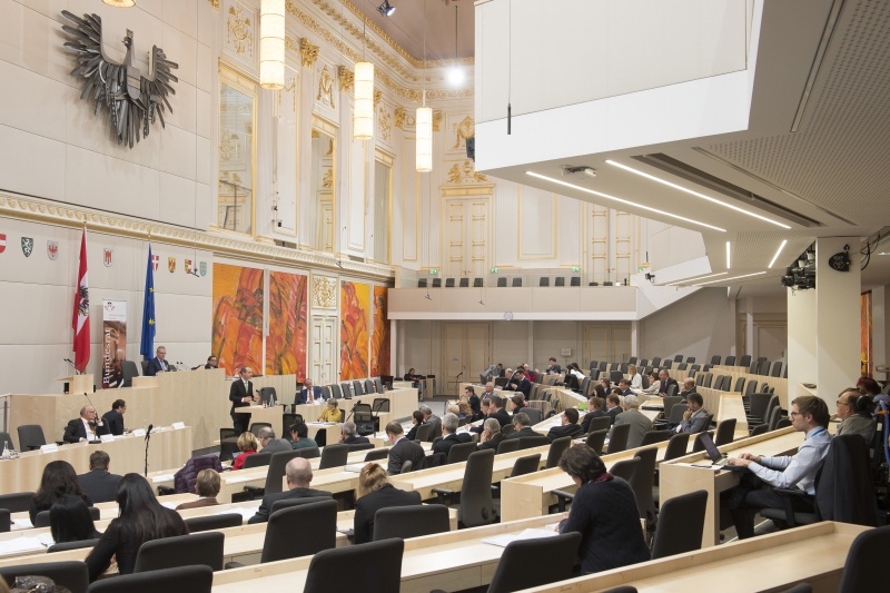 Blick Richtung VeranstaltungsteilnehmerInnen. Am Rednerpult: Leiter der Vertretung der Europäischen Kommission in Wien Jörg Wojahn