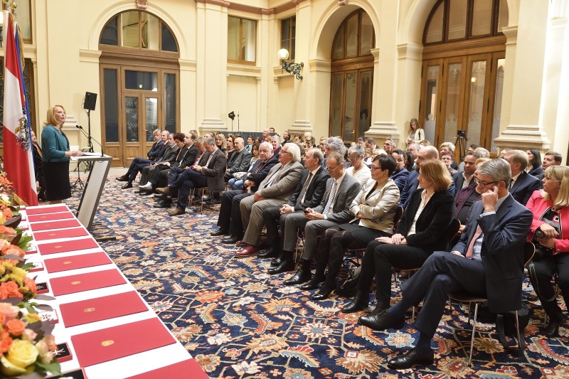 Ansprache von Nationalratspräsidentin Doris Bures (S). Blick Richtung VeranstaltungsteilnehmerInnen
